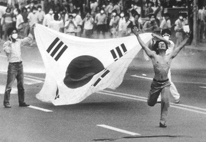 오늘은 6월 민주항쟁 38주년입니다