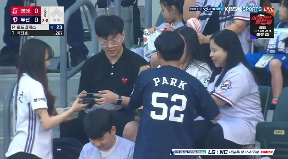 야구 중계중 홀린듯 클로즈업 하는 카메라맨 ㅋㅋㅋ