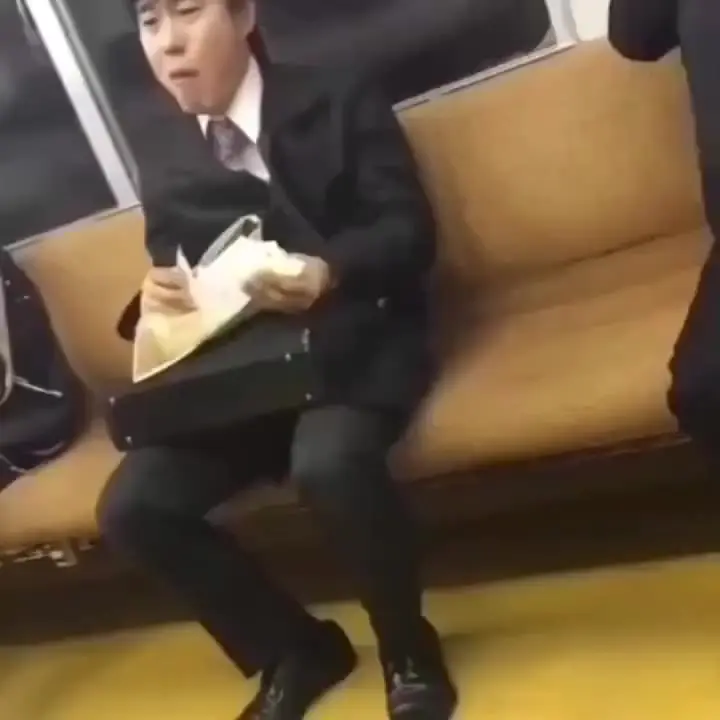 지하철에서 음식먹는걸 혐오하는 일본인들도 이해해줬다는 회사원.mp4
