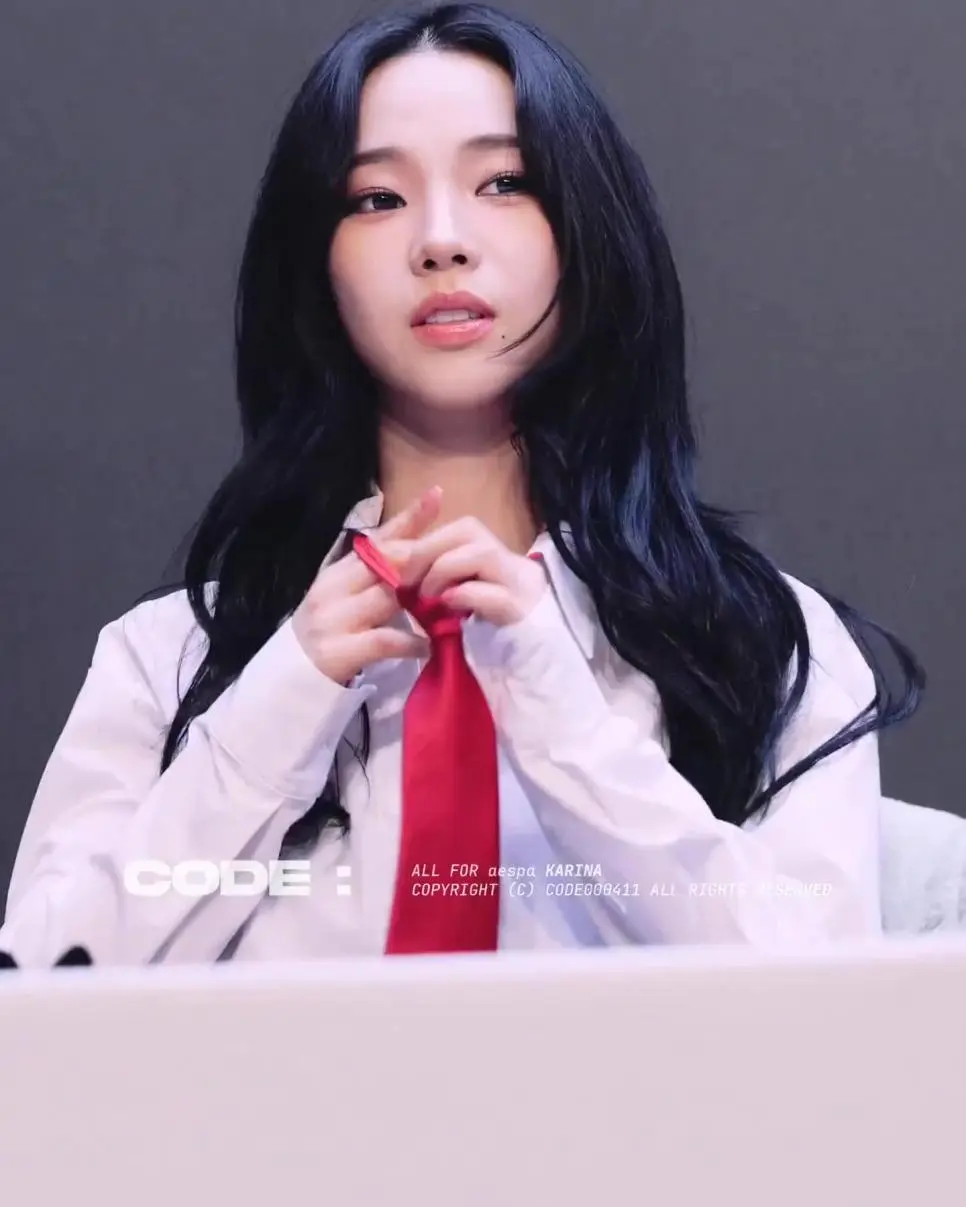 셔츠를 벗는 카리나