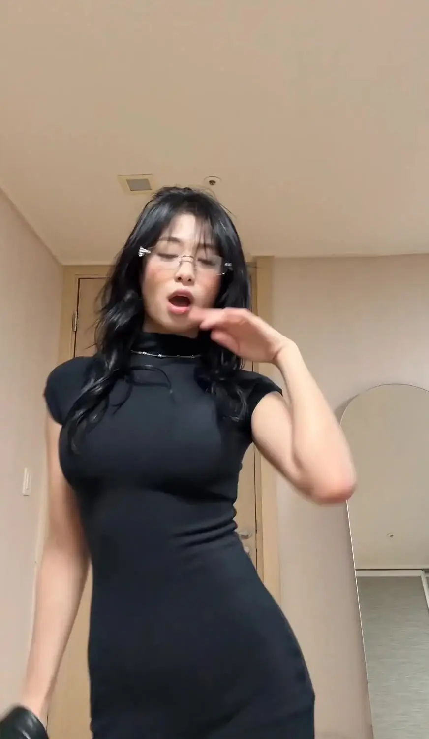 어흐) 미시룩 입은 20살 아이돌 멤버