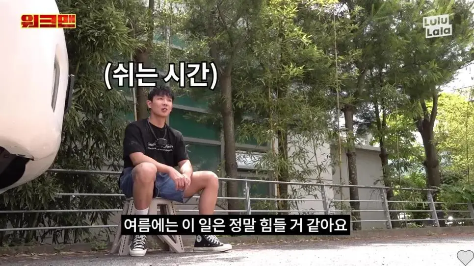 이준 앞에서 무릎꿇고 촬영하는 워크맨 제작진